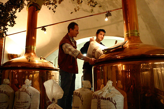 Malz wird in den Sudkessel gesch&uuml;ttet.