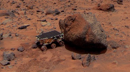 Juli 1997: Rover &raquo;Sojourner&laquo; mit APXS-R&ouml;ntgenspektrometer am Stein &raquo;Yogi&laquo; auf dem Mars.