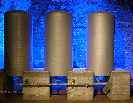 Tanks f&uuml;r schweres Wasser im Keller unter der Schlosskirche von Haigerloch