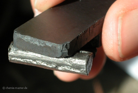 Ein Gadolinium-Stab h&auml;ngt an einem Permanentmagneten.