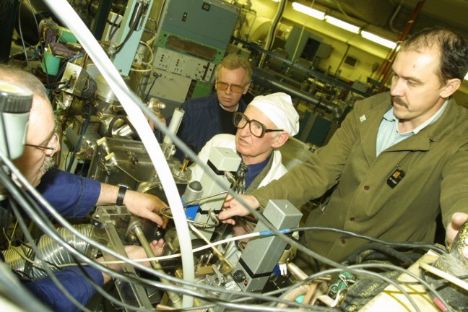 Wissenschaftler bei Arbeiten an den Ger&auml;ten zur Erzeugung von Element 116.