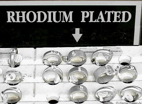 Rhodinierte Silberringe in der Auslage eines Juweliergesch&auml;ftes