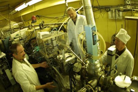 Russische Wissenschaftler beim &Uuml;berpr&uuml;fen der Experimentieranordnung.